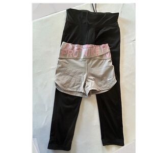 Nike Women's bundle in size XS, 1 pair of leggings and 1 pair of shorts.